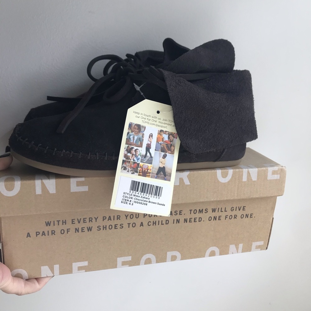 TOMS BROWN SUEDE MOCCASINS